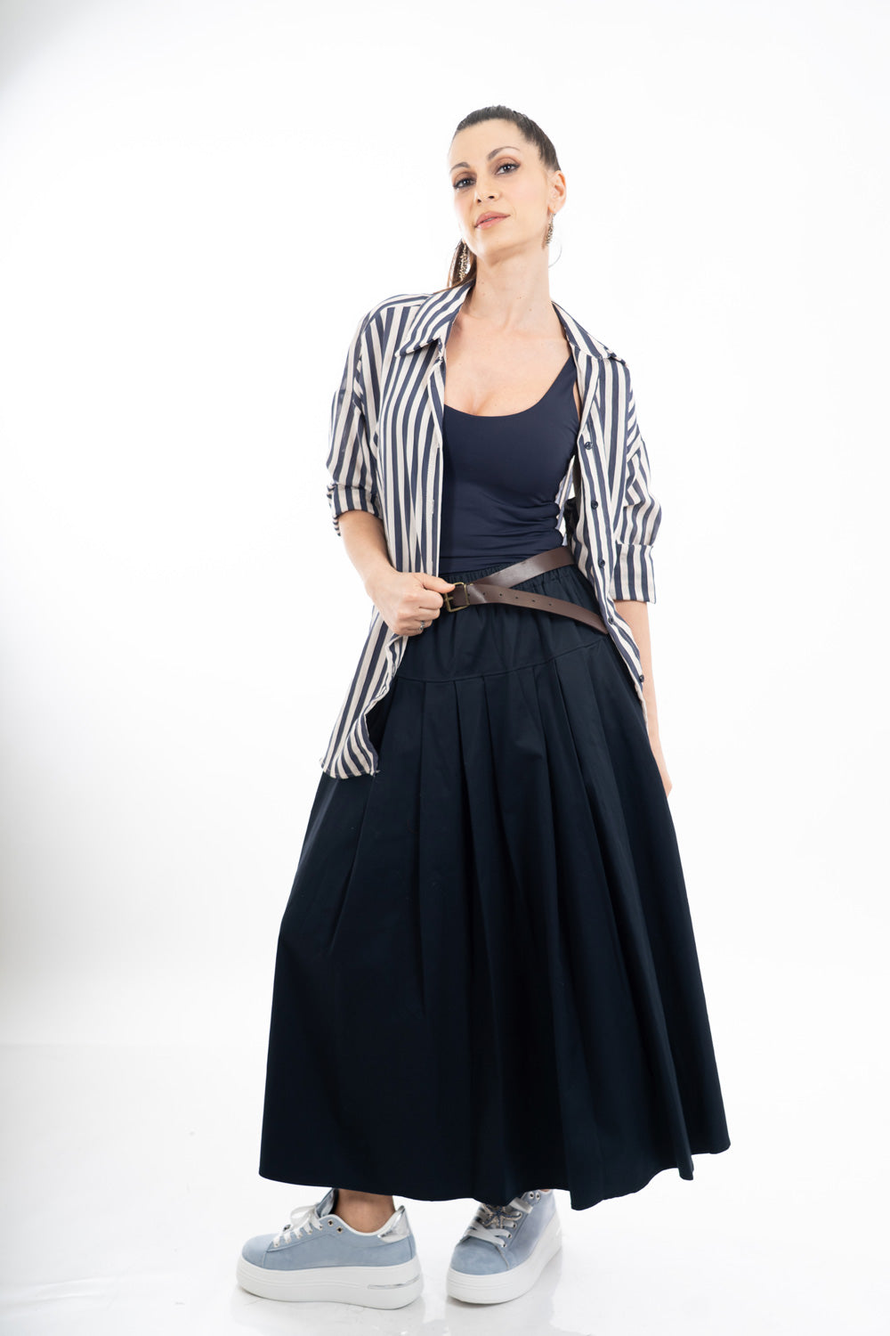 modella indossando Gonna midi con baschina e pieghe in cotone elasticizzato con cintura colore