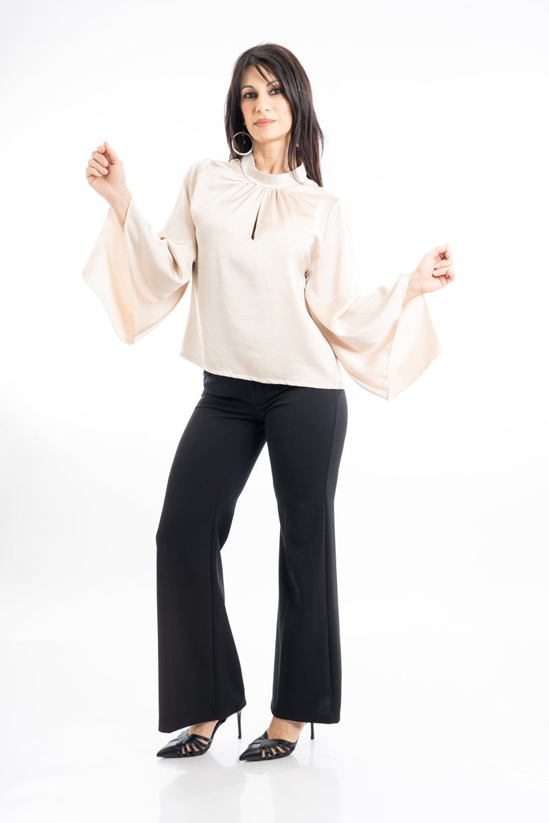 modella indossando Blusa in raso con maniche pipistrello e scollo a goccia colore