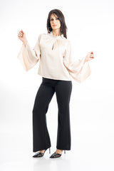 modella indossando Blusa in raso con maniche pipistrello e scollo a goccia colore