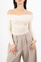 modella indossando Maglia drappeggiata con scollo ampio e arricciature laterali colore Beige Unica