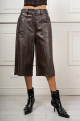 modella indossando Bermuda Camden in ecopelle colore