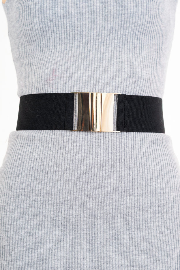 modella indossando Cintura Elastic Chic con fibbia dorata colore Nero-Oro Unica