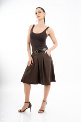 modella indossando Bermuda ampio con pinces in tela morbida elasticizzata e cintura colore