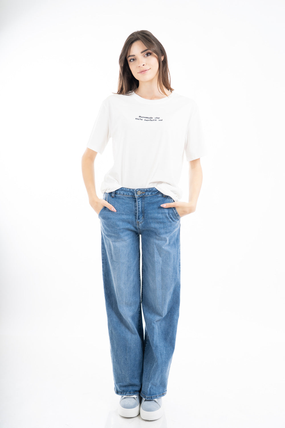 modella indossando T-shirt scritta “Meno male che siete perfette voi” colore