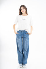 modella indossando T-shirt scritta “Meno male che siete perfette voi” colore