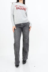 modella indossando Maglione girocollo con scritta “Ho sempre ragione” in misto lana Made in Italy colore