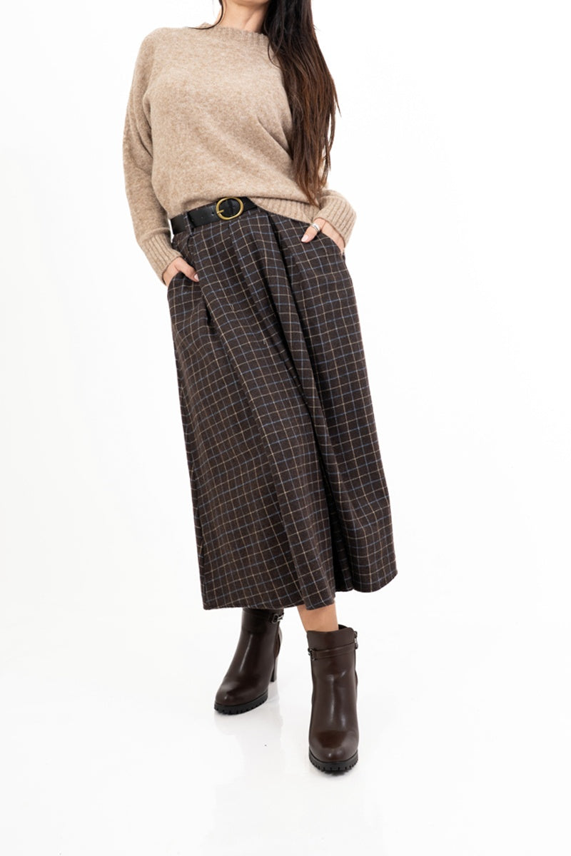 modella indossando Maglia girocollo morbida a spalla scesa in filato caldo colore