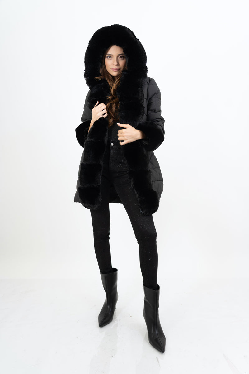 modella indossando Jeans push-up elasticizzato nero con glitter e vestibilità skinny colore