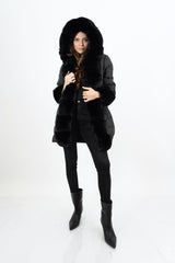 modella indossando Jeans push-up elasticizzato nero con glitter e vestibilità skinny colore