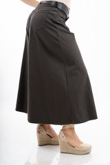 modella indossando Pantagonna marrone midi ampia in cotone elasticizzato con cintura inclusa colore