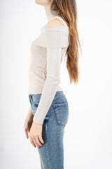 modella indossando Maglia finto twinset a costina con collo alto e spalle scoperte colore