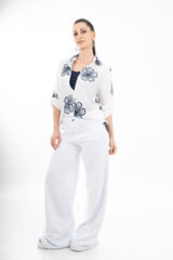modella indossando Camicia ricamata floreale in tencel leggero con manica regolabile colore
