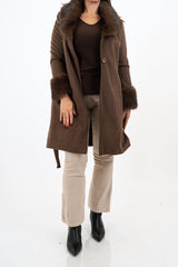 modella indossando Cappotto in panno rigato Marrone con collo in pelliccia colore