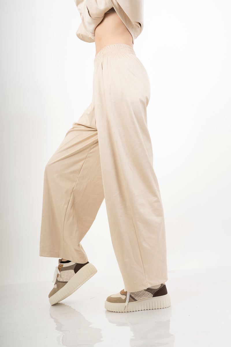 modella indossando Pantalone wide leg in tessuto effetto dainetto elasticizzato colore Beige Unica