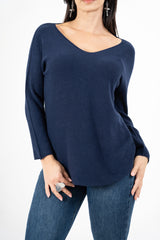 modella indossando Maglia over con scollo a V e orlo stondato in viscosa colore Blu Unica