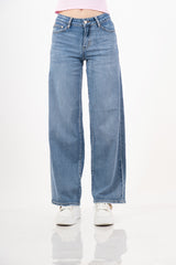 modella indossando Jeans palazzo a vita alta in denim lavaggio medio colore Denim Medio