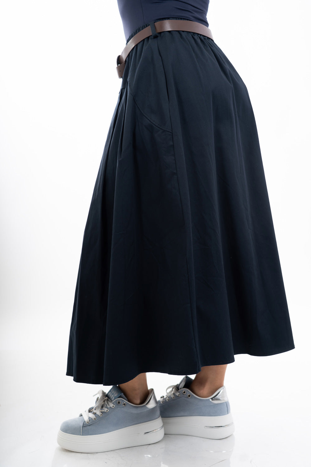 modella indossando Gonna midi con baschina e pieghe in cotone elasticizzato con cintura colore