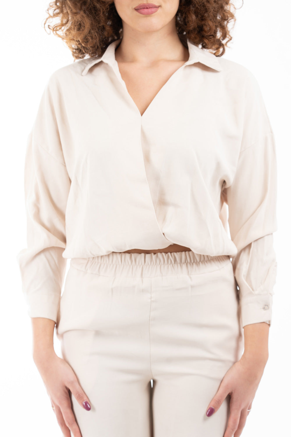 modella indossando Blusa con scollo incrociato e fondo elastico in misto viscosa colore Beige Unica