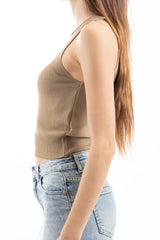 modella indossando Top smanicato in maglia di viscosa con fondo a costina colore