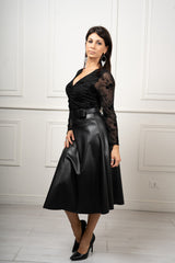 modella indossando Maglia Floris drappeggiata colore