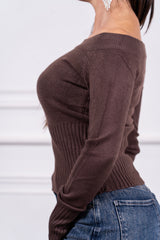 modella indossando Maglia Solenne scollo spalle colore