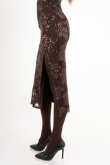 modella indossando Gonna lunga in microrete con paillettes e spacco laterale colore