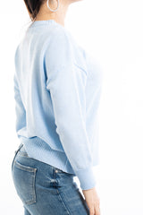 modella indossando Maglione primaverile girocollo in misto cotone colore