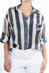 modella indossando Camicia a righe in tencel leggera con nodo frontale e manica risvoltata colore