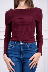 modella indossando Maglia Solenne scollo risvoltato colore