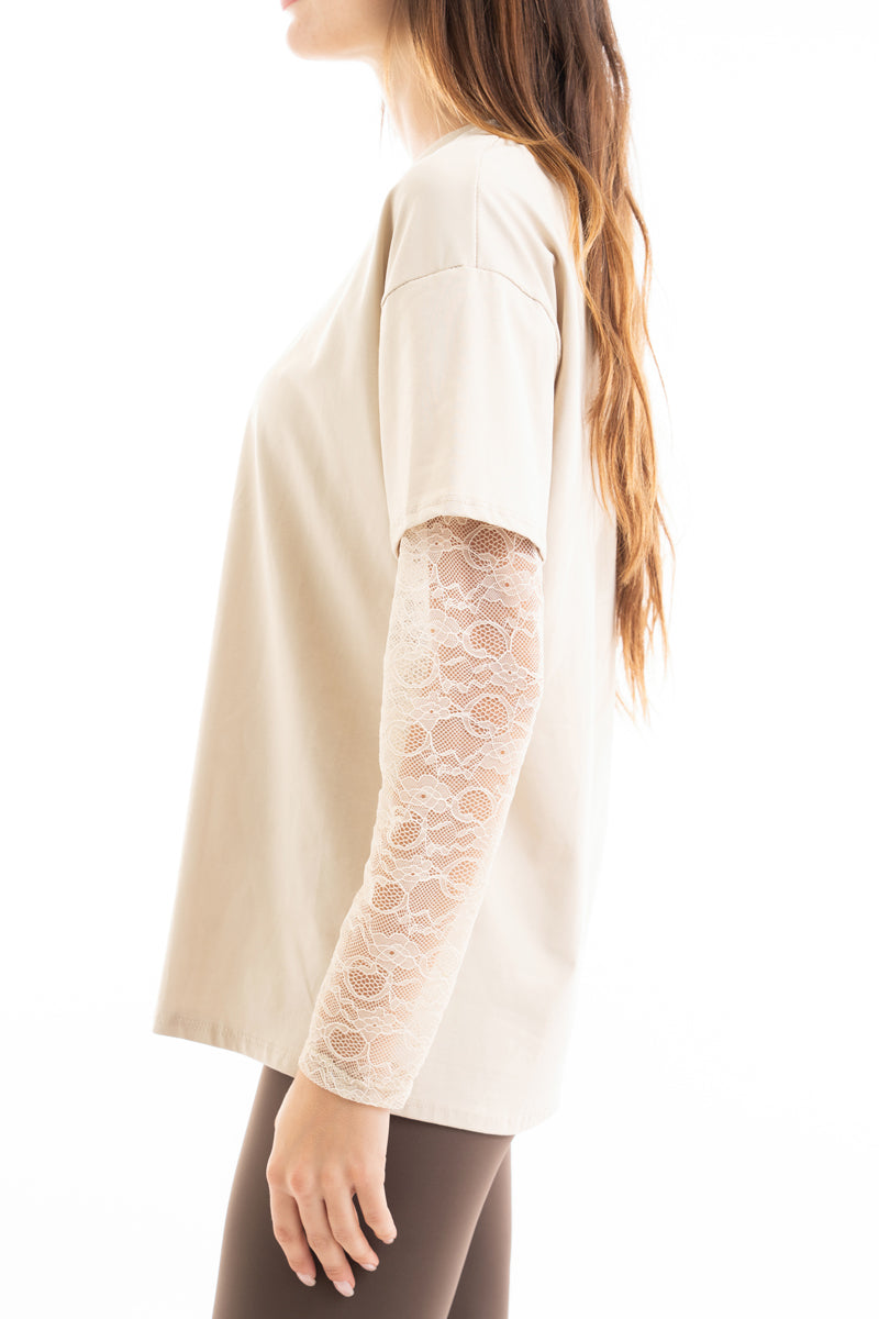 modella indossando Maglia over in cotone elasticizzato con manica lunga in pizzo colore Beige Unica