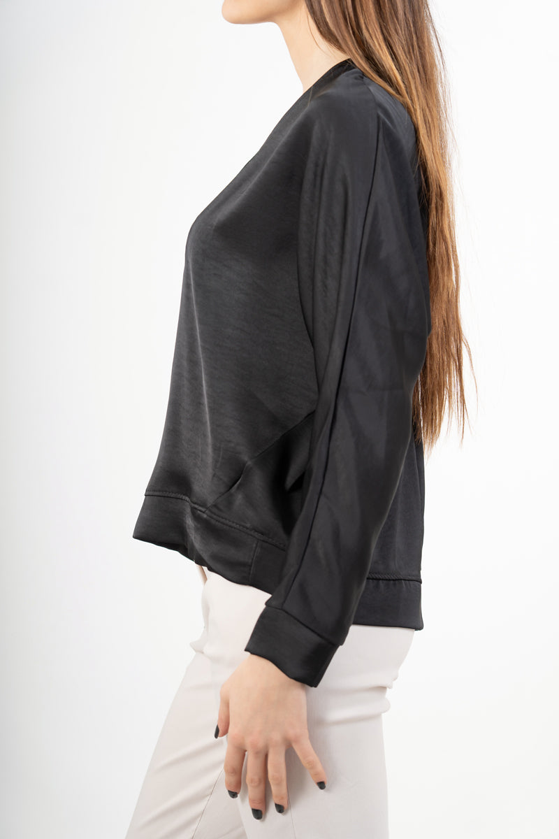 modella indossando Blusa ampia in raso cangiante con scollo a V e maniche a pipistrello colore