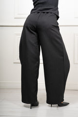 modella indossando Pantalone Elodie a palazzo con vita incrociata colore