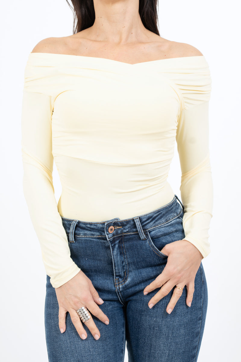 modella indossando Maglia drappeggiata con scollo ampio e arricciature laterali colore Giallo Unica