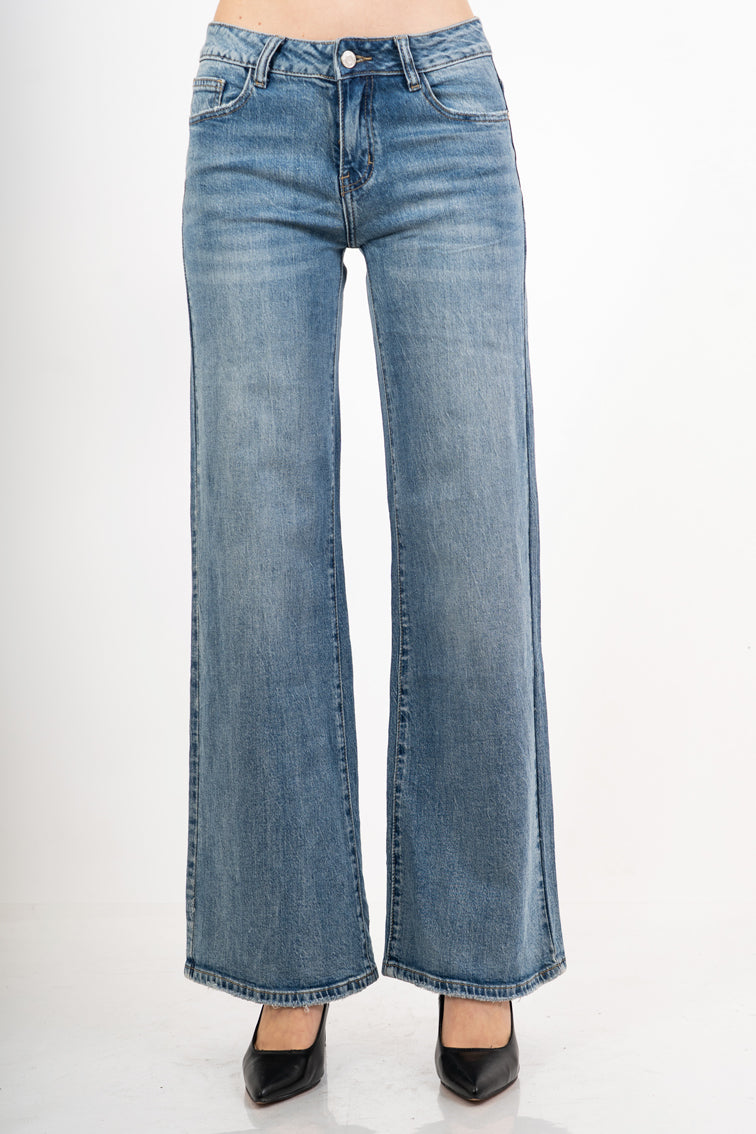 modella indossando Jeans straight leg in denim morbido con fondo used colore