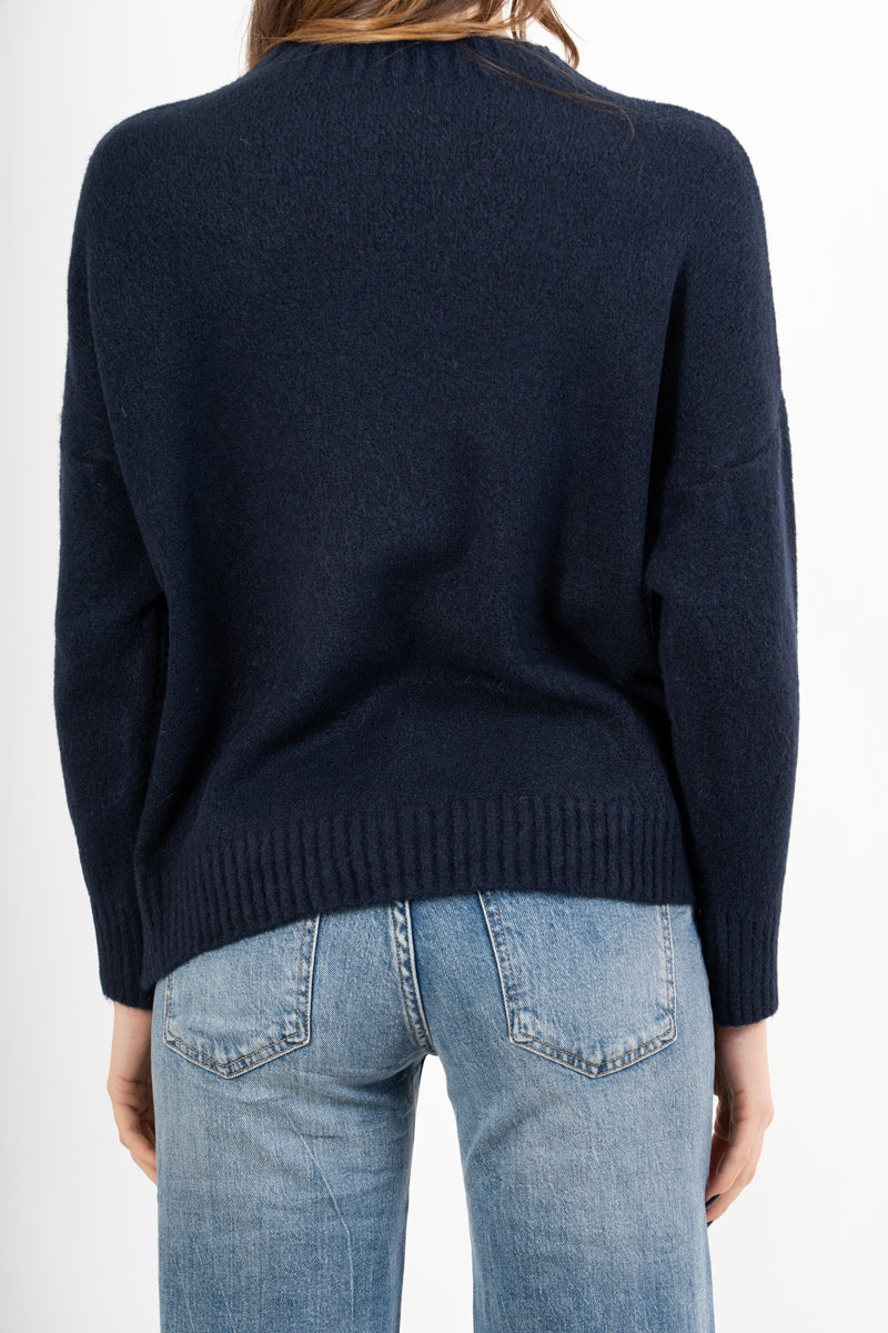 modella indossando Maglia girocollo morbida a spalla scesa in filato caldo colore