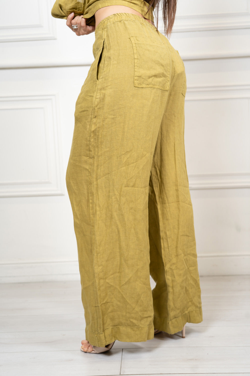 Pantalone a palazzo in puro lino con tasche.