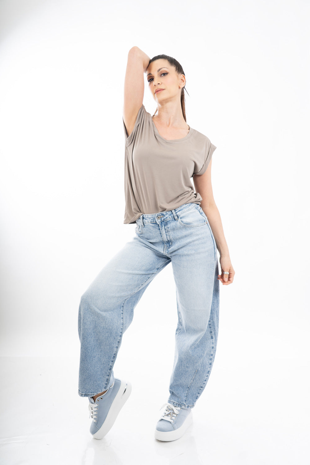 modella indossando T-shirt morbida in viscosa elasticizzata con manica risvoltata colore
