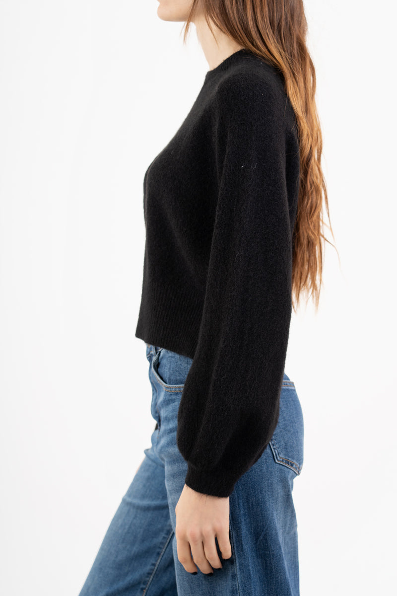 modella indossando Maglione morbido con manica ampia e bordo a costine colore