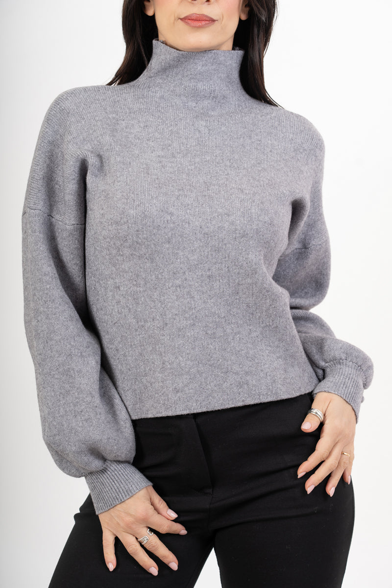 modella indossando Maglia over in filato spesso con collo vulcano e maniche a palloncino colore Grigio Unica