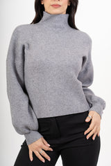 modella indossando Maglia over in filato spesso con collo vulcano e maniche a palloncino colore Grigio Unica