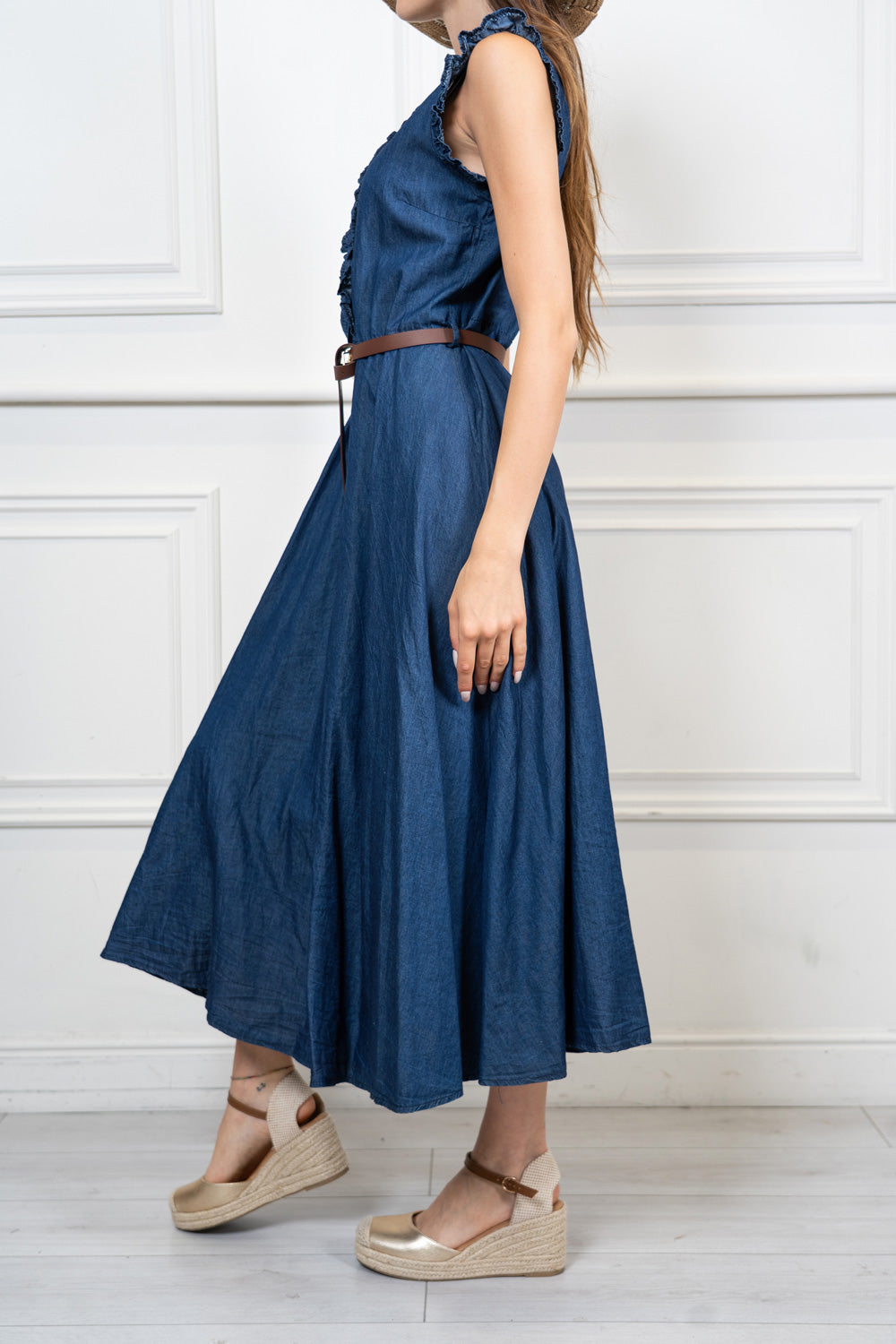 Abito lungo in chambray con rouche e cintura.