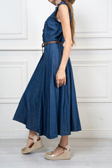 modella indossando Abito lungo in chambray con rouche e cintura colore