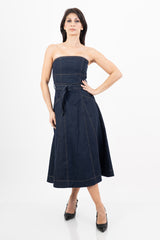 modella indossando Abito bustier in denim strutturato con fusciacca e cuciture a contrasto colore