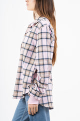modella indossando Camicia over in flanella di cotone fantasia Soft Tartan colore