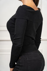 modella indossando Maglia Liora scollo Bardot colore