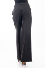 modella indossando Pantalone palazzo donna in tela fluida nera con tasche a scomparsa colore