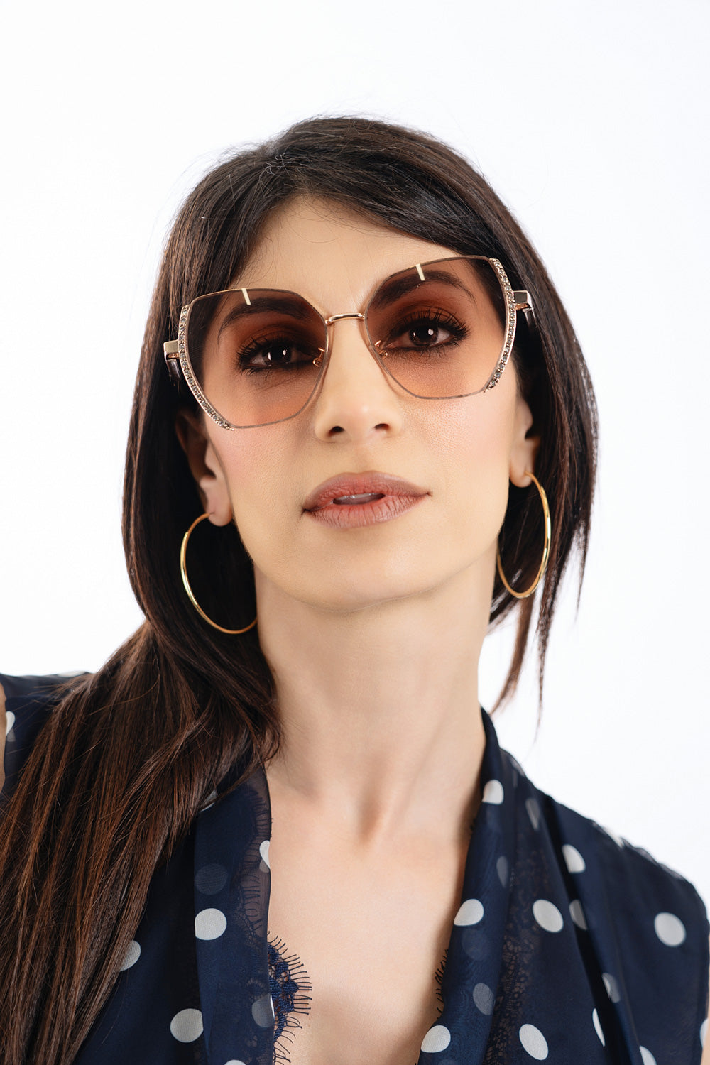 modella indossando Occhiali da sole con montatura sottile e strass laterali UV400 colore