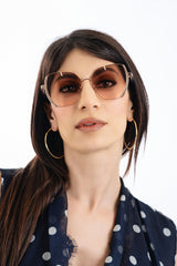 modella indossando Occhiali da sole con montatura sottile e strass laterali UV400 colore