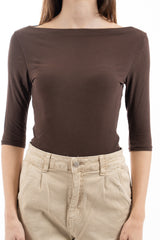 modella indossando Maglia scollo barca in viscosa e seta manica 3/4 Made in Italy colore Marrone Unica