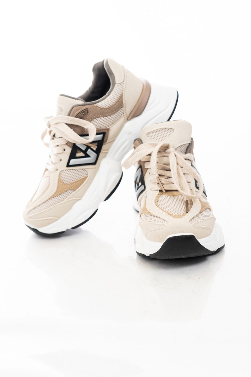 modella indossando Sneakers platform in mesh beige con inserti tecnici e suola chunky colore Beige